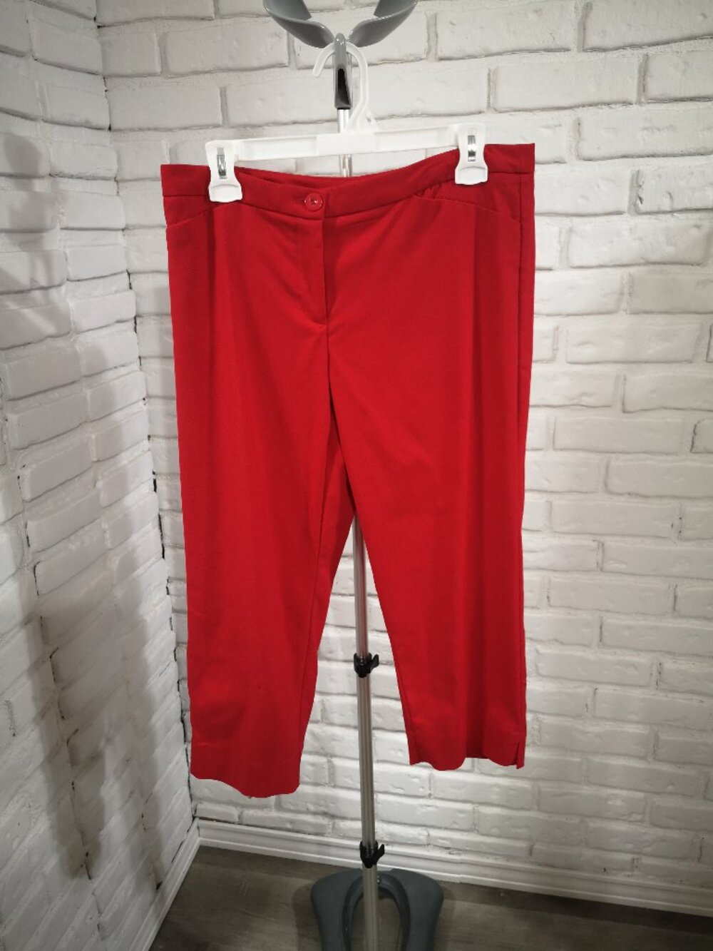 Mario Serrani Italy Ladies Size 8 Red Zipper & Button Closure Capri Pant